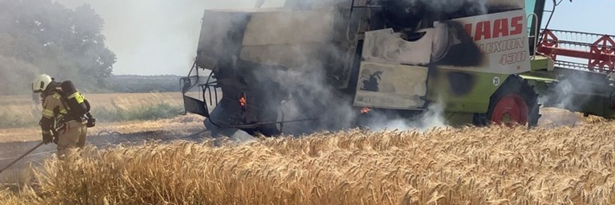 FW Mettmann: Mähdrescher geht in Flammen auf
