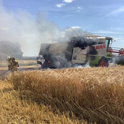 FW Mettmann: Mähdrescher geht in Flammen auf