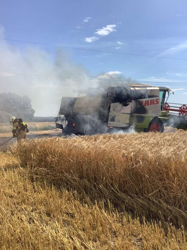 FW Mettmann: Mähdrescher geht in Flammen auf