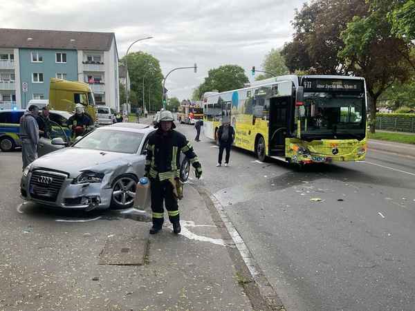 FW-DO: Verkehrsunfall zwischen Pkw und Linienbus in Eving - eine verletzte Person