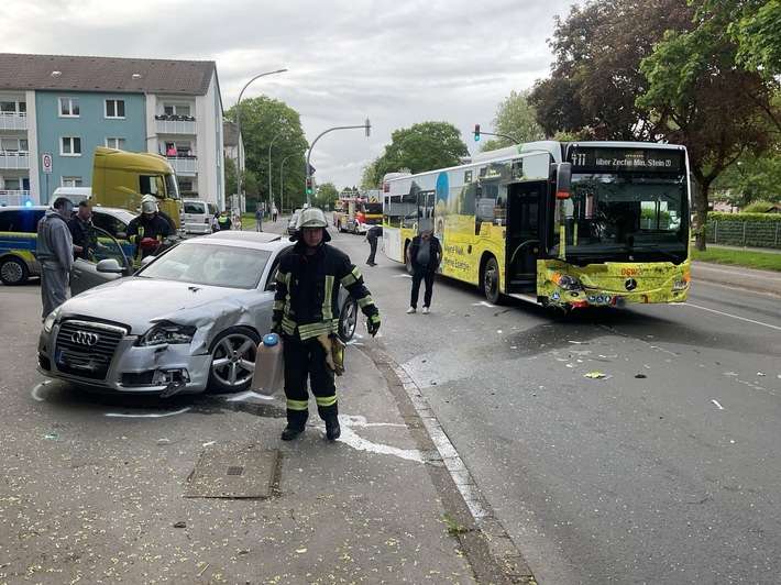 FW-DO: Verkehrsunfall zwischen Pkw und Linienbus in Eving - eine verletzte Person