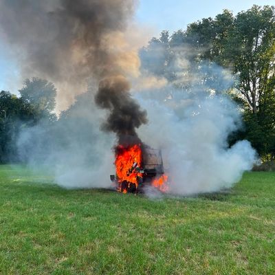 FW Menden: Fahrzeugbrand in Halingen - Schnelles Handeln verhindert Ausbreitung