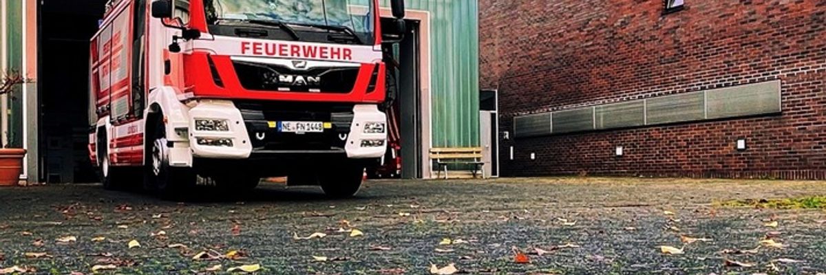 FW-NE: Beißender Geruch in Tiefgarage | Technischer Defekt an Fahrzeug als Ursache festgestellt