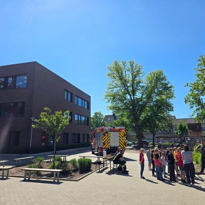 FW-WRN: Besuch der Feuerwehr an der Wiehagengrundschule: Brandschutz zum Anfassen