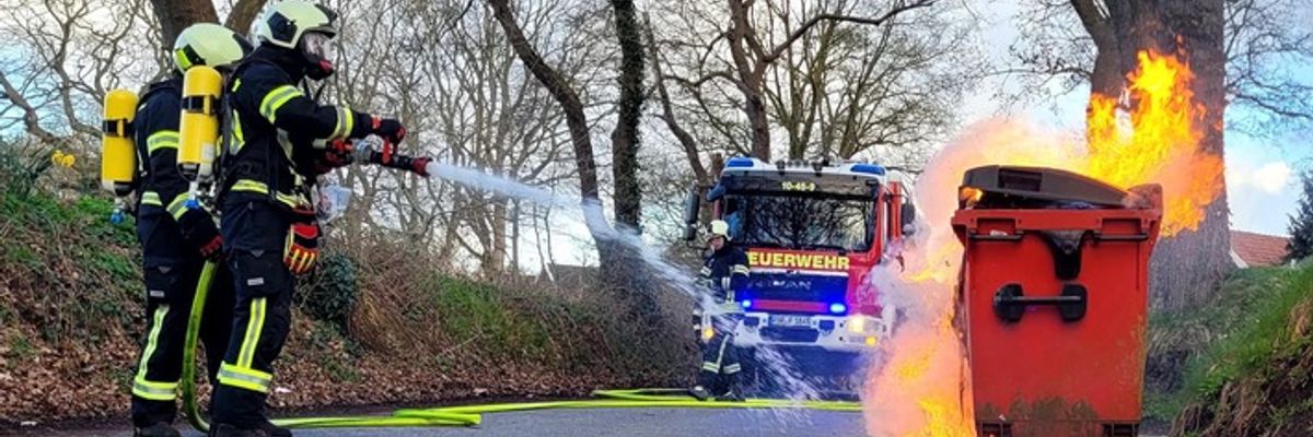 FW-AUR: Abfallbehälter in Flammen