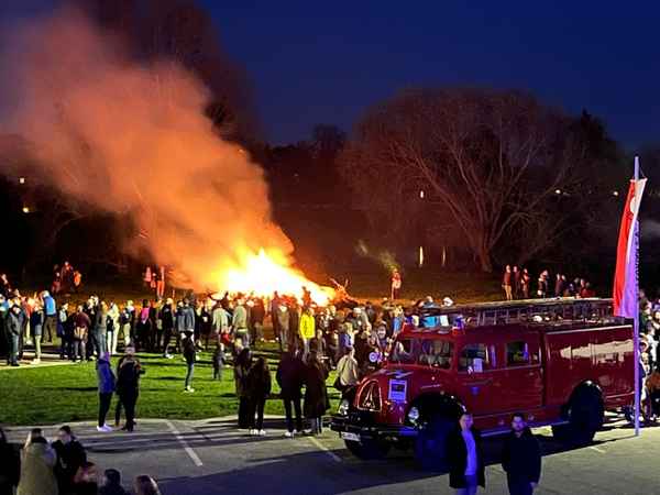 FW Beverungen: Traditionelle Osterfeuer in Beverungen und Würgassen laden zum Verweilen ein
