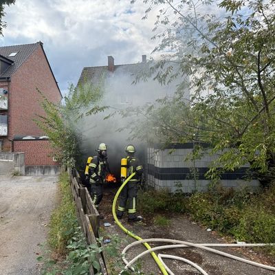 FW-WRN: Garagenbrand alarmiert die Feuerwehr