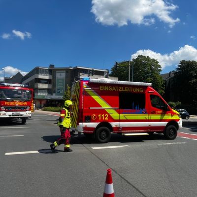 FW-Velbert: Verkehrsunfall mit zwei Pkw am Willi-Brandt-Platz