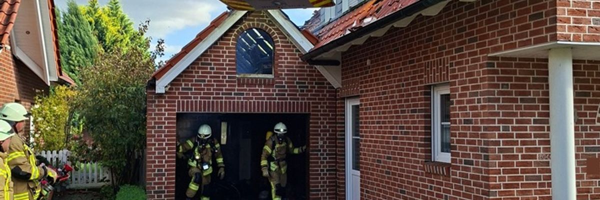 FW-Greven: Garagenbrand greift auf Wohnhaus über.