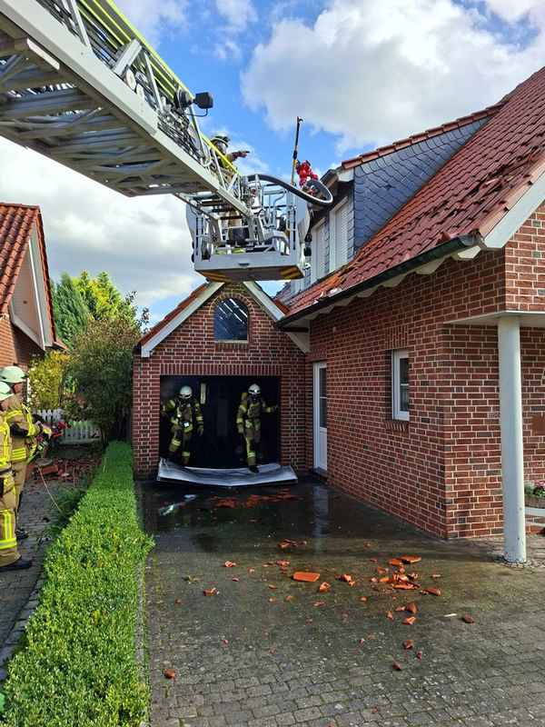 FW-Greven: Garagenbrand greift auf Wohnhaus über.