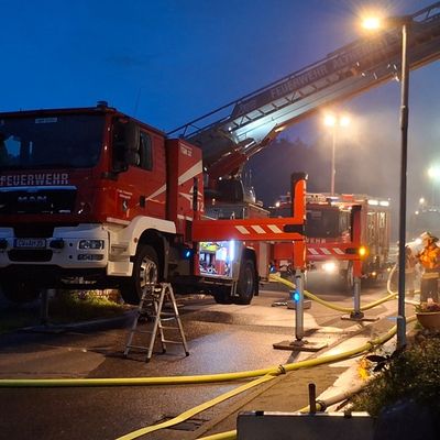 KFV-CW: Schuppenbrand fordert Feuerwehren / Benachbarte Wohnhäuser evakuiert /Zahlreiche Atemschutzträger eingesetzt