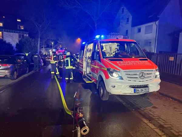 FW-BN: Mehrere Wohngebäude mussten nach Tiefgaragenbrand zeitweise geräumt werden