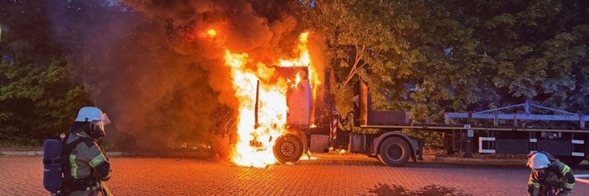 FW Bremerhaven: LKW Brand