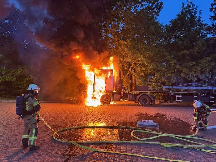 FW Bremerhaven: LKW Brand