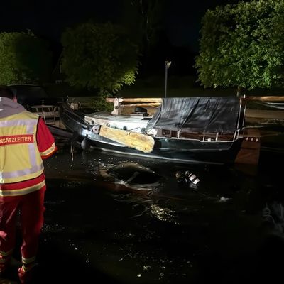 FW-AUR: PKW im Wasser