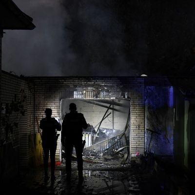 FW-PI: Klein Offenseth-Sparrieshoop: Feuer in einer Garage greift auf zweite Garage über - zwei Häuser gehalten