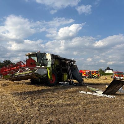 FW Mettmann: Mähdrescher geht in Flammen auf