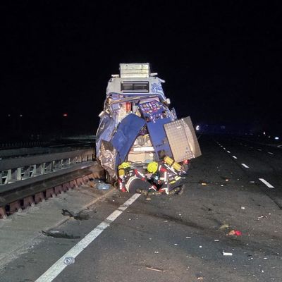 FW-ROW: Nächtlicher Feuerwehreinsatz sorgt für Vollsperrung der Autobahn A1 Höhe Grundbergsee
