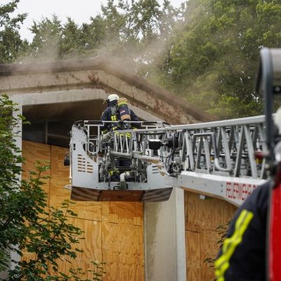 FW-BO: Rauchentwicklung in ehemaligem Schulgebäude - Feuer im ersten Obergeschoss zügig gelöscht