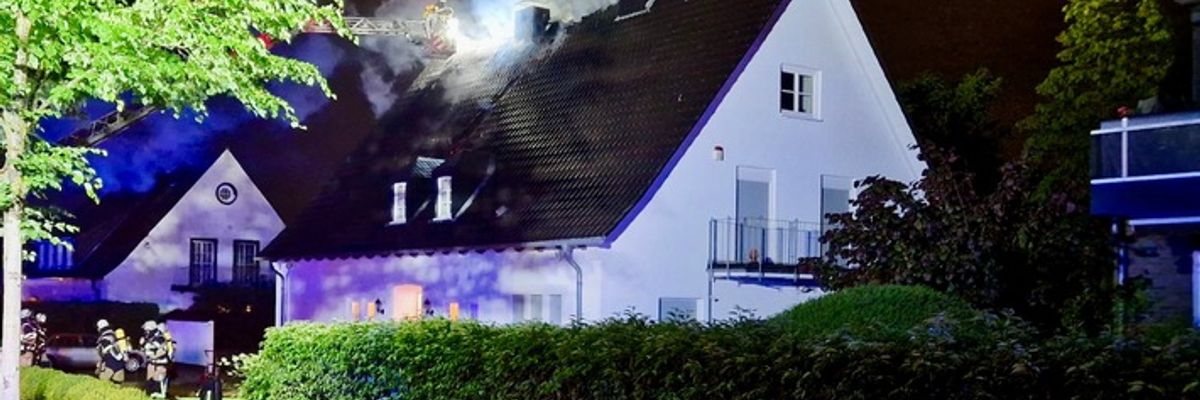 FW-E: Nächtlicher Dachstuhlbrand in Essen-Bredeney