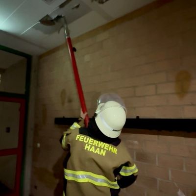 FW-HAAN: Gesamtschulgebäude nach Einbruch massiv beschädigt