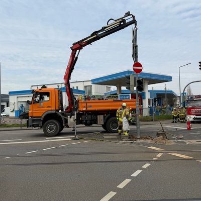 FW Weinheim: Schräger Ampelmast führt zu Einsatz an Straßenbahntrasse