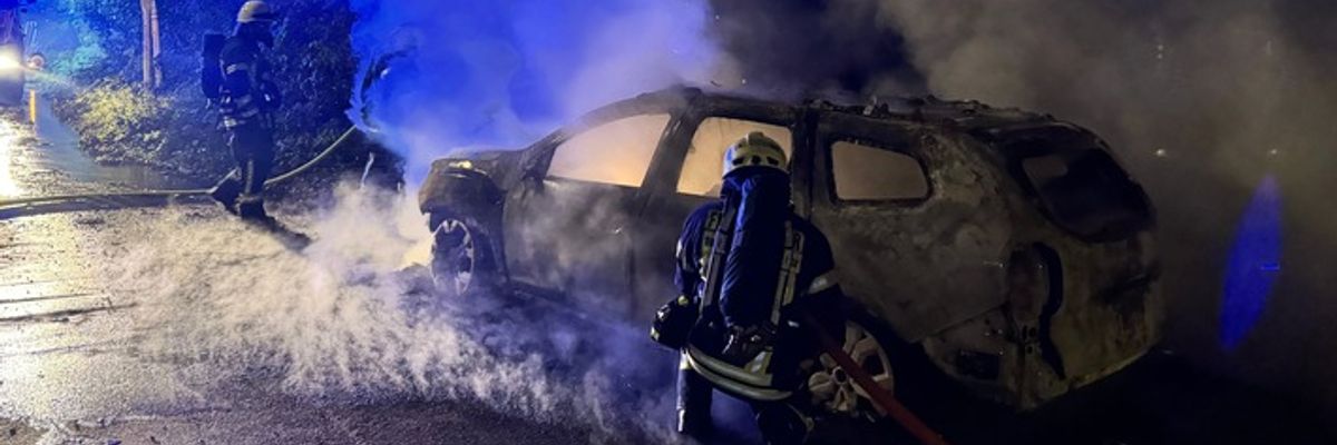 FW-MH: PKW-Brand auf der Wienenbuschstraße greift auf weiteres Fahrzeug und Waldstück über - Feuerwehr verhindert Ausbreitung