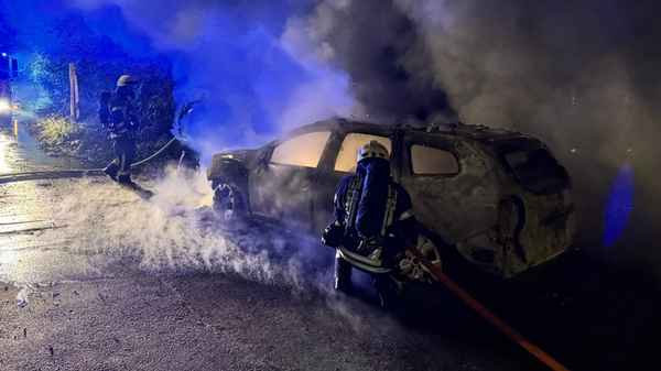 FW-MH: PKW-Brand auf der Wienenbuschstraße greift auf weiteres Fahrzeug und Waldstück über - Feuerwehr verhindert Ausbreitung