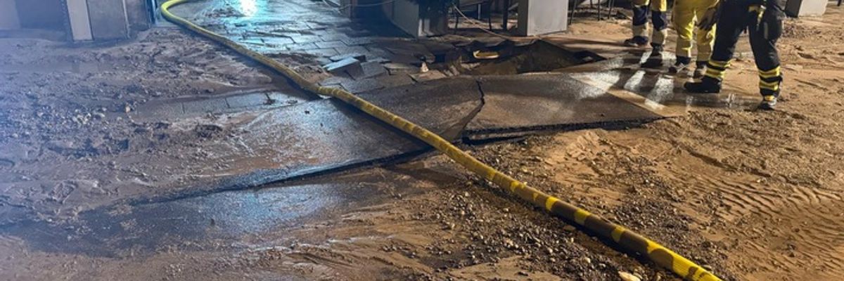 FW-M: Wasser überschwemmt Straße (Schwabing)