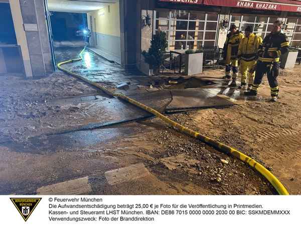 FW-M: Wasser überschwemmt Straße (Schwabing)