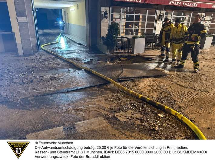 FW-M: Wasser überschwemmt Straße (Schwabing)