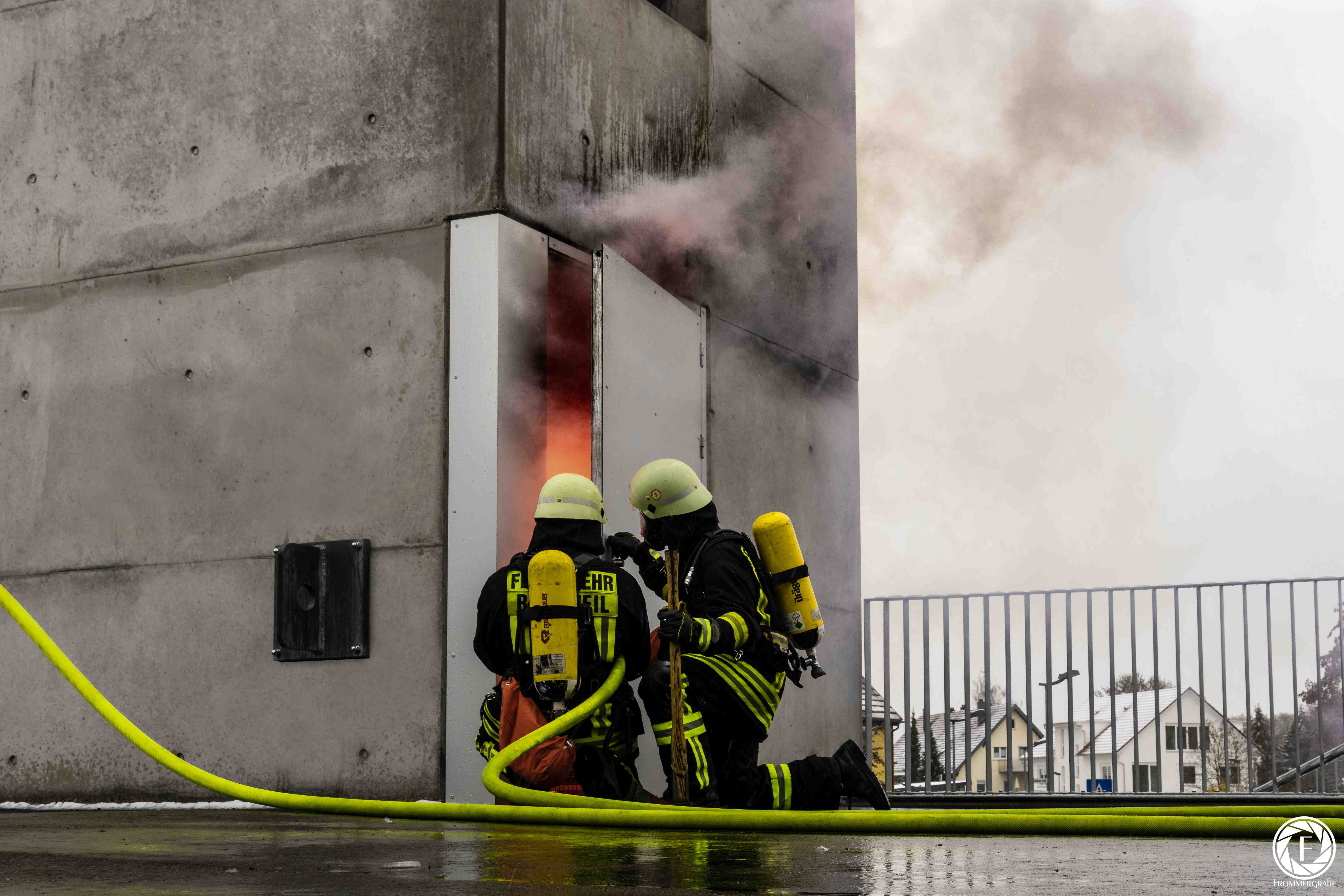 Brandbekämpfung: Kategoriebild Feuerwehrmänner löschen Brand in einem Turm