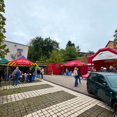 FW Weinheim: Am Grill genauso eingespielt wie im Einsatz. Die Abteilung Oberflockenbach feiert mit ihren Gästen