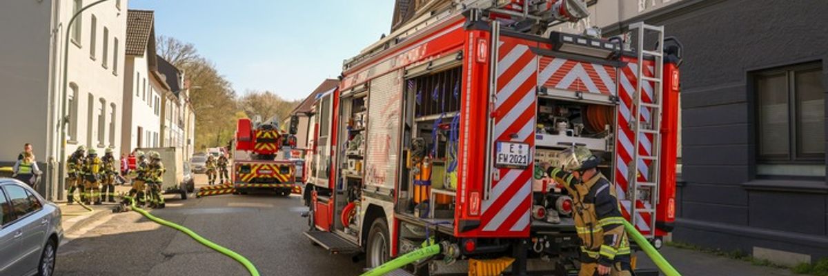 FW-E: Aufmerksame Nachbarin verhindert Schlimmeres - Feuer in Wohnung schnell gelöscht