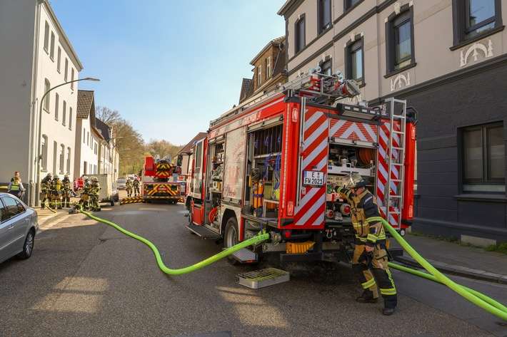 FW-E: Aufmerksame Nachbarin verhindert Schlimmeres - Feuer in Wohnung schnell gelöscht