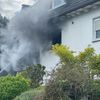 FW Wenden: Zimmerbrand in Wenden: Feuer greift von Balkon auf Wohnung und Dach über