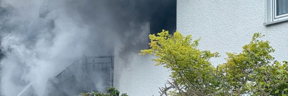 FW Wenden: Zimmerbrand in Wenden: Feuer greift von Balkon auf Wohnung und Dach über