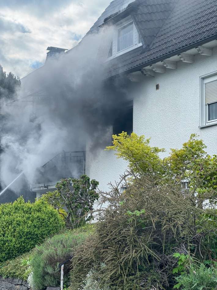 FW Wenden: Zimmerbrand in Wenden: Feuer greift von Balkon auf Wohnung und Dach über