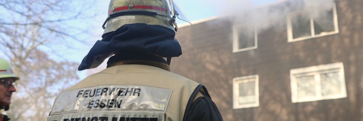 FW-E: Rauchentwicklung in Mehrfamilienhaus - Feuerwehr löscht Brand in Überruhr-Holthausen