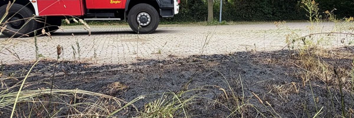 Feuerwehr Goch: Flächenbrand gefährdet abgestellte Fahrzeuge