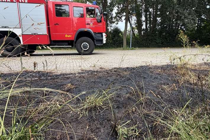 Feuerwehr Goch: Flächenbrand gefährdet abgestellte Fahrzeuge