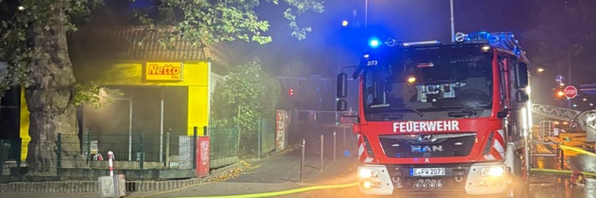 FW-E: Brand in einem Supermarkt - Feuerwehr verhindert Großbrand