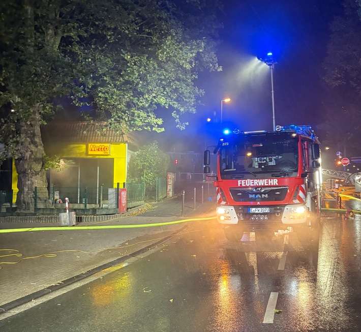 FW-E: Brand in einem Supermarkt - Feuerwehr verhindert Großbrand