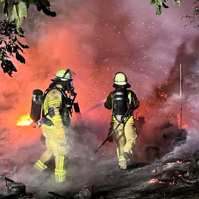FW Weinheim: Gartenhütte im Gewann Hammelsbrunnen niedergebrannt - Weinheimer Feuerwehr verhindert weitere Ausbreitung