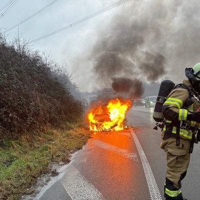 FW-NE: Fahrzeug gerät auf der A57/A46 in Brand | Keine Verletzten