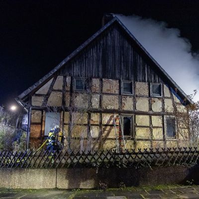 FW Porta Westfalica: 04.12.2025 - Wohnungsbrand in Eisbergen / 1 Person verstorben