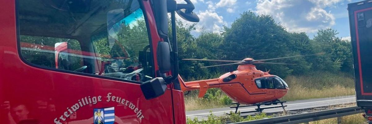FFW Schwalmtal: Gemeinsame Pressemitteilung der Feuerwehren Schwalmtal und Niederkrüchten Mehrere Einsätze für Feuerwehrkräfte auf der A52 - Verkehrsunfall mit Lkw, Rettungshubschrauber im Einsatz