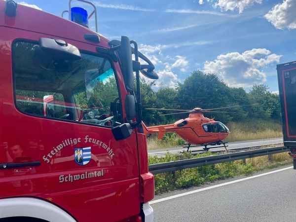 FFW Schwalmtal: Gemeinsame Pressemitteilung der Feuerwehren Schwalmtal und Niederkrüchten Mehrere Einsätze für Feuerwehrkräfte auf der A52 - Verkehrsunfall mit Lkw, Rettungshubschrauber im Einsatz