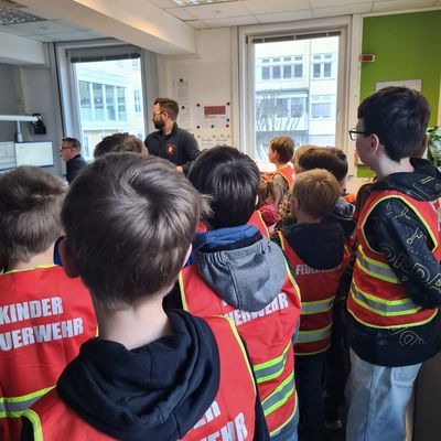 FW-OE: Was für ein cooles Event - Begeisterung bei den "LöschKids Heinsberg" beim Besuch der Kreisleitstelle in Olpe