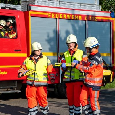 FW-RD: Realitätsnahe Großübung fordert Feuerwehr und Rettungsdienst in Tappendorf